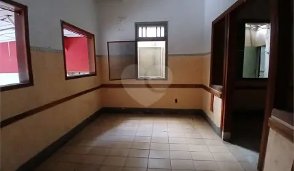 Loja Comercial para venda ou locação em rua de grande movimento.