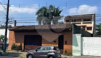 Sobrado venda GUARUJÁ com 300m2, 3 quartos, 3 suítes, 2 salas, cozinha, lavabo, varanda, quintal gourmet e pelo menos 7 vagas de garagem