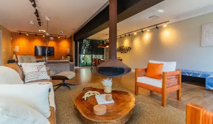 CASA À VENDA EM ALTO DE PINHEIROS REFORMADA COM 4 SUÍTES.