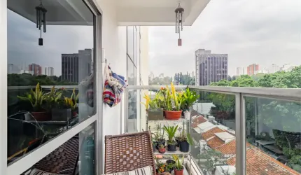 Apartamento reformado com 107m2 , 2 vagas de garagem