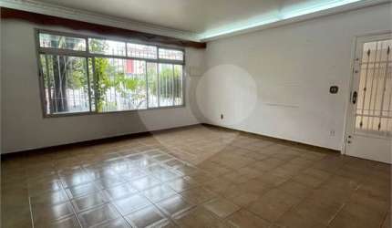 Casa Térrea com Quintal Amplo e Espaço Gourmet – 140m² | 2 Dorms (1 Suíte) | 5 Vagas