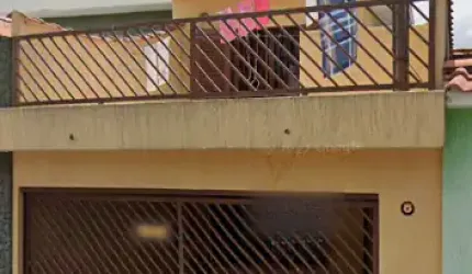 Ótimo sobrado com entrada lateral, sendo 02 dormitórios ( 01 com terraço) armários embutidos, 02 banheiros, sala, cozinha planejada, área de serviço, quintal na lateral e 02 vagas