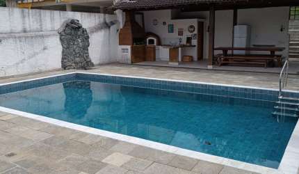 Vende-se Casa com 4 suítes, 2 com closet, 4 vagas de garagem, piscina, no Horto Florestal