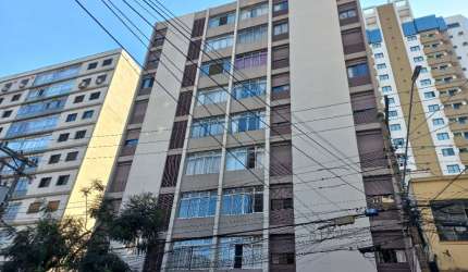 Santana apartamento localizado a apenas 135 metros da Estação do Metrô Santana!! Apartamento muito espaçoso com 76 m² quadrados com 2 quartos um deles com armários embutidos,mais um 3º quarto reversív