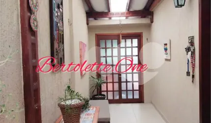 Sobrado a venda, 105m2, reformado, 2 quartos (1 suíte), quintal, churrasqueira. 2 vagas. Santa Teresinha ZN