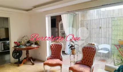 Sobrado para venda, 3 quartos (1 suíte), quintal com churrasqueira. 1 vaga. Água fria