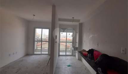 Apartamento com 2 quartos, sendo 1 suíte, sala, cozinha, banheiro, área de serviço e 1 vaga de garagem.