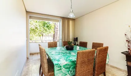 Sobrado alto padrão. Muito Verde. Condomínio fechado.