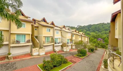 Linda Casa em Condomínio com 335 m2 no Tremembé
