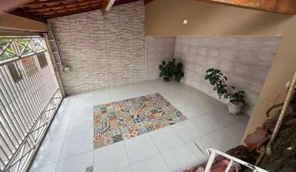 Casa assobradada na com ótimo quintal