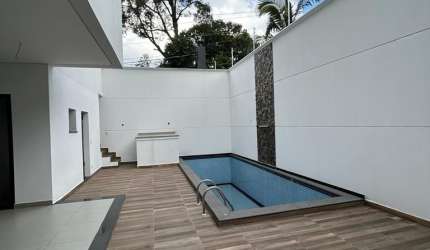 Sobrado em condomínio fechado com piscina privativa, 4 suítes e 5 vagas