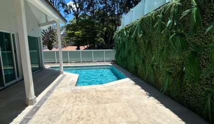 Casa em condomínio fechado de alto padrão, 4 suítes e 4 vagas, piscina e churrasqueira privativa