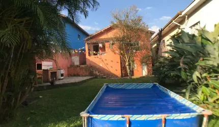 Vende-se: Casa Térrea e Quintal Grande, 2 quartos, 1 Vaga, no Horto Florestal!