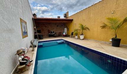 Sobrado à venda no Tremembé com 3 suítes, piscina e 4 vagas