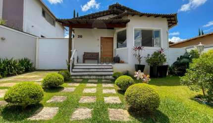 Casa completa, pronta para morar em condomínio fechado!
