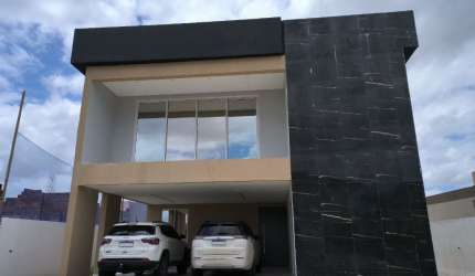 BELÍSSIMA CASA COM ACABAMENTO DE ALTO PADRÃO, EM UM DOS CONDOMINIOS MAIS VALORIZADO DA REGIÃO, POSSUINDO ÁREA DE LAZER COMPLETA.
