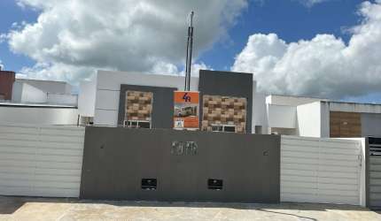 EXCELENTE CASA, COM ÓTIMO ACABAMENTO, RUA CALÇADA.