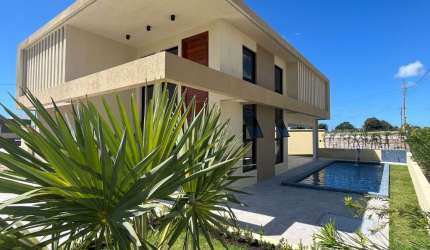 BELÍSSIMA CASA EM CONDOMINIO FECHADO, COM  ÁREA DE LAZER COMPLETA.