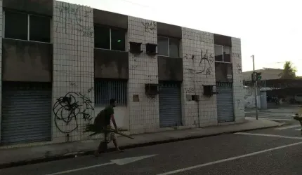 Prédio duplex comercial com 136 m² no Centro de esquina com 8 salas e banheiros