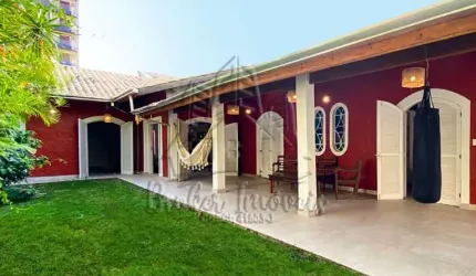 Lindíssima Casa Estilo Colonial na Martim de Sá, à 50 metros do Mar, com muito potencial para Pousada!