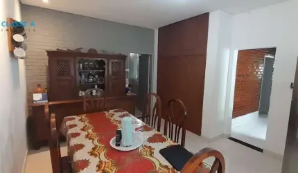 Classe A Imóveis apresenta: Casa ampla e aconchegante a um quarteirão da Pedro II
