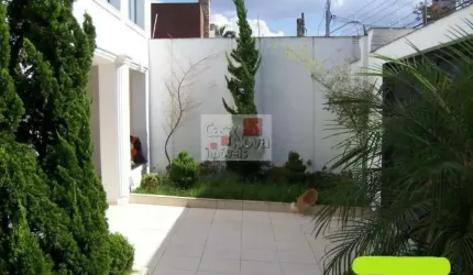 Sobrado bem localizado, próximo a padaria e outros comércios.