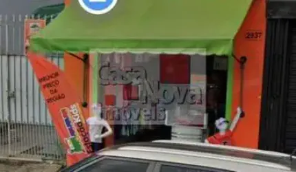 Casa térrea bem localizada, próximo a comércios.