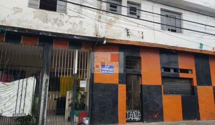 Sobrado próximo a mini mercado e ponto de ônibus.
