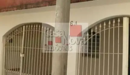 Belo sobrado, bem localizado, próximo a mercado.