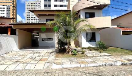 Casa em Condomínio Fechado com  Fácil acesso e ótimo espaço interno