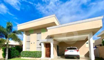 Casa Térrea com amplo espaço interno e móveis planejados no Green Clube