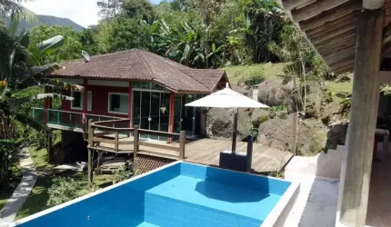Sítio á venda com nascentes de água e estrutura de lazer completa