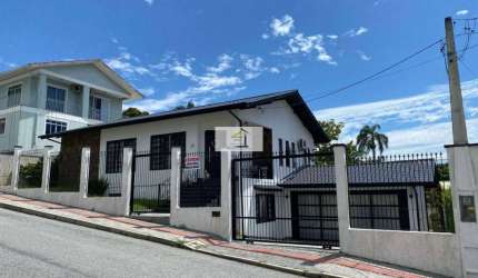 Linda casa em alto padrão, com vista mar, no centro histórico de São José