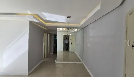 Apartamento de 2 quartos, 1 suíte, varanda, no Condomínio Città de Lauro de Freitas/BA.