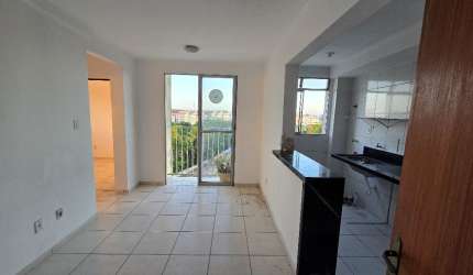 Apartamento de 2 quartos, 1 banheiro, sacada, no Condomínio Città Ravena em Lauro de Freitas.