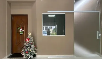 Linda casa térrea com suíte ,2 vagas e área goumert