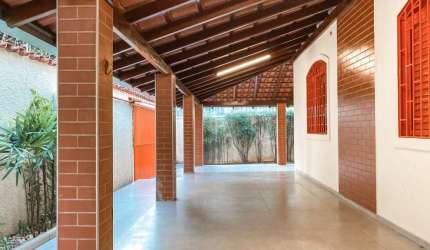 Casa com 3 quartos à venda no Santa Mônica, Uberlândia  por R$ 1.000.000