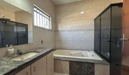 Casa com 3 quartos à venda no Santa Mônica, Uberlândia  por R$ 950.000