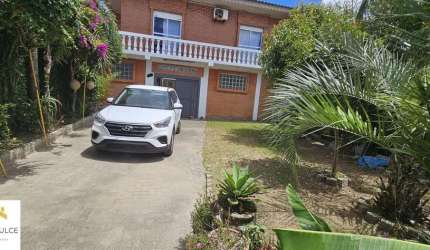 Ampla casa com 3 dormitórios e vista para praia.