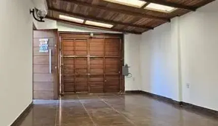 Ótima casa  no Centro, com 2 dormitórios  e garagem
