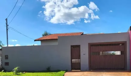 Casa com 3 Quartos sendo 1 Suite e Garagem coberta