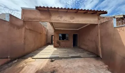 Casa nova com 01 suíte e 01 quarto, churrasqueira e espaço.
