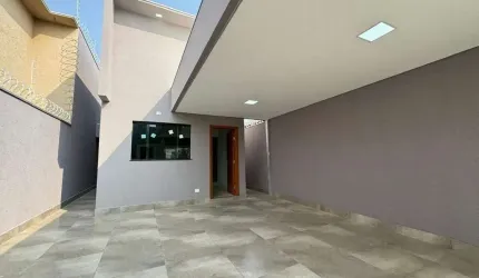 Casa com 03 quartos no Bairro Cel Antonino