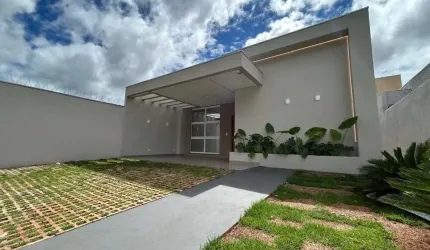 Casa com um lindo jardim e espaço para piscina.