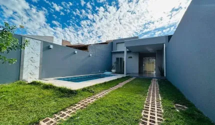 Casa com 03 quartos sendo uma suite e piscina