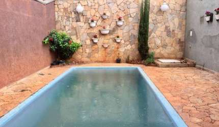 Casa para venda em Jardim Antártica de 156.00m² com 3 Quartos, 1 Suite e 4 Garagens