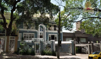 Fácil acesso ao Colegio Farroupilha, casa de quatro suítes e quatro vagas de garagem, no coração do Bairro Três Figueiras em Porto Alegre