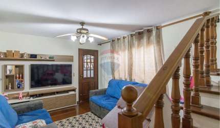 Belíssimo sobrado de 226 m², com edícula completa, 2 salas, lavabo, 3 dormitórios, sendo 1 suite máster com varanda, 2 vagas de garagem, churrasqueira