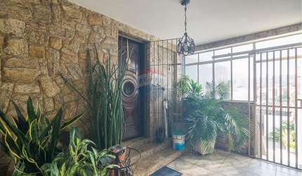 'Ótimo Investimento' Rentabilidade e Conforto! 3 Casas em Terreno de 300m² sendo a principal térrea com Suíte, 3 Vagas e 2 Edículas
