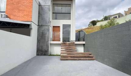 Casa com 3 dormitórios à venda, 105 m² por R$ 570.000 - Jardim São João - Juiz de Fora/MG